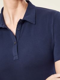 Braunes Poloshirt für Damen mit Kentkragen und tailliertem Schnitt - hochwertig verarbeitet